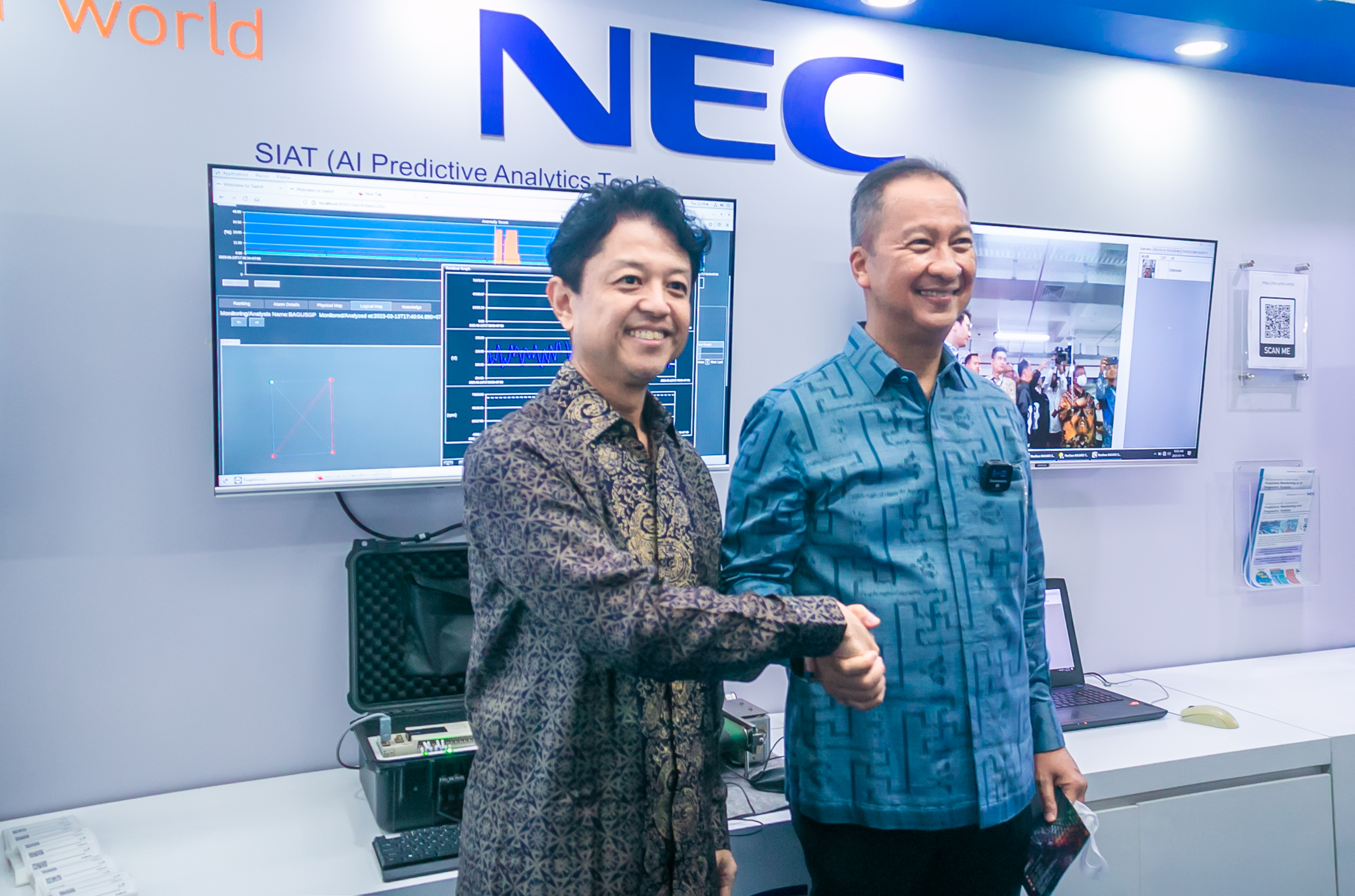 Joji Yamamoto, President Director, NEC Indonesia, and Agus Gumiwang Kartasasmita, Minister of Industry, at the Grand Launching of PIDI 4.0