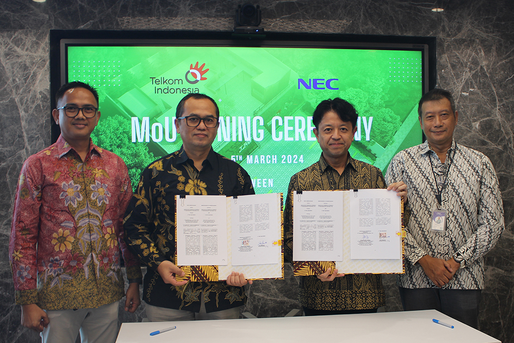Kiri ke Kanan: Tanto Suratno, Vice President Global Strategic Partnership, Ermono Liman Prabowo, VP Network/IT Strategy, Technology & Architecture Telkom Indonesia sekaligus sebagai Ketua Satuan Tugas Penyiapan Layanan Information and Communication Technology (ICT) untuk Ibu Kota Nusantara (IKN), Joji Yamamoto, Presiden Direktur NEC Indonesia, Sony S. Nurcahya, Vice President Sales and Business Development NEC Indonesia.