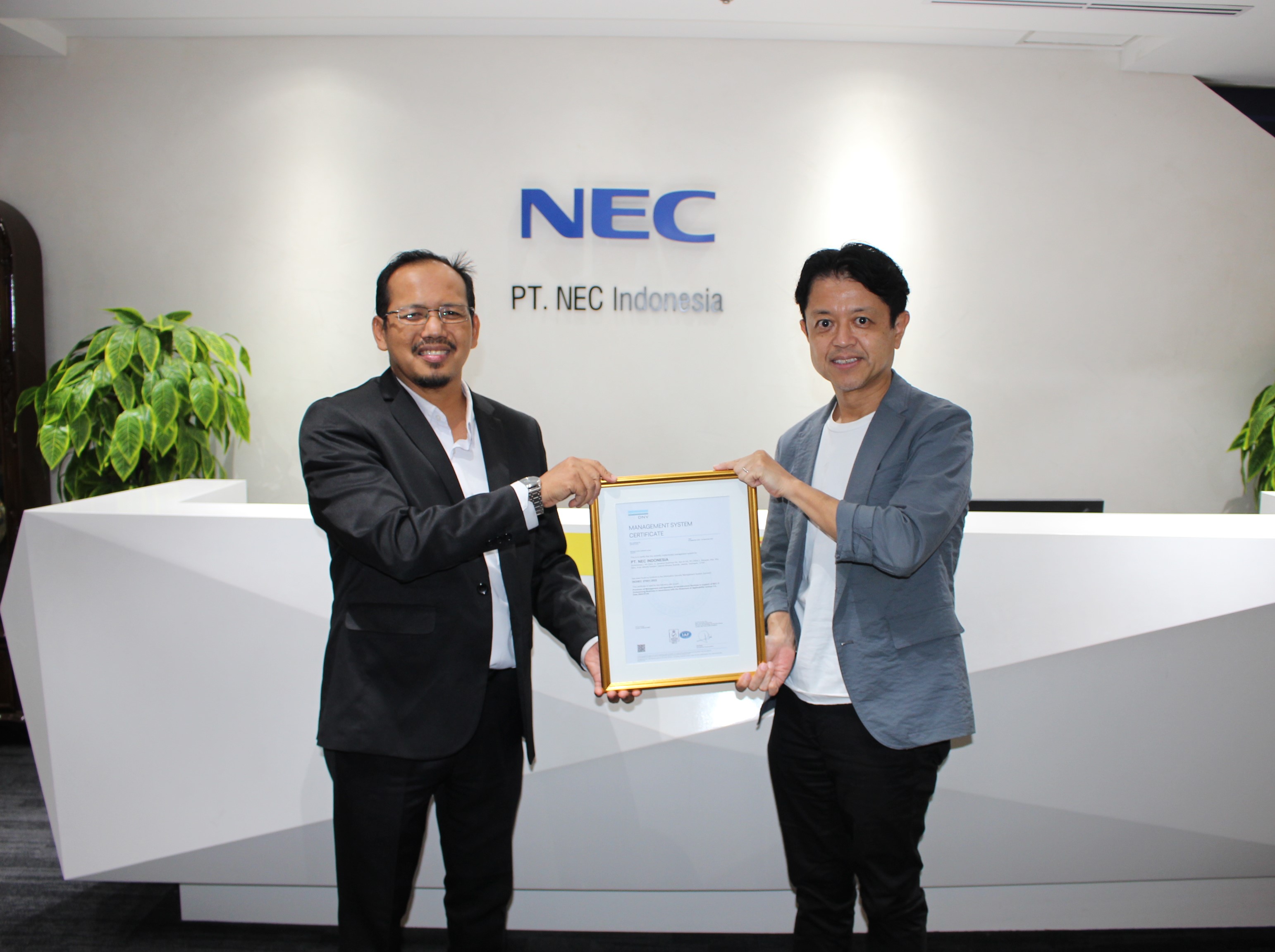 Joji Yamamoto, President Director of NEC Indonesia, receives the ISO/IEC 27001:2022 certificate from Achmad Zakky Ridwan, Country Chair of Det Norske Veritas (DNV) Indonesia on behalf of DNV. This certification reinforces NEC Indonesia’s commitment to delivering secure, reliable, and regulation-compliant IT services.