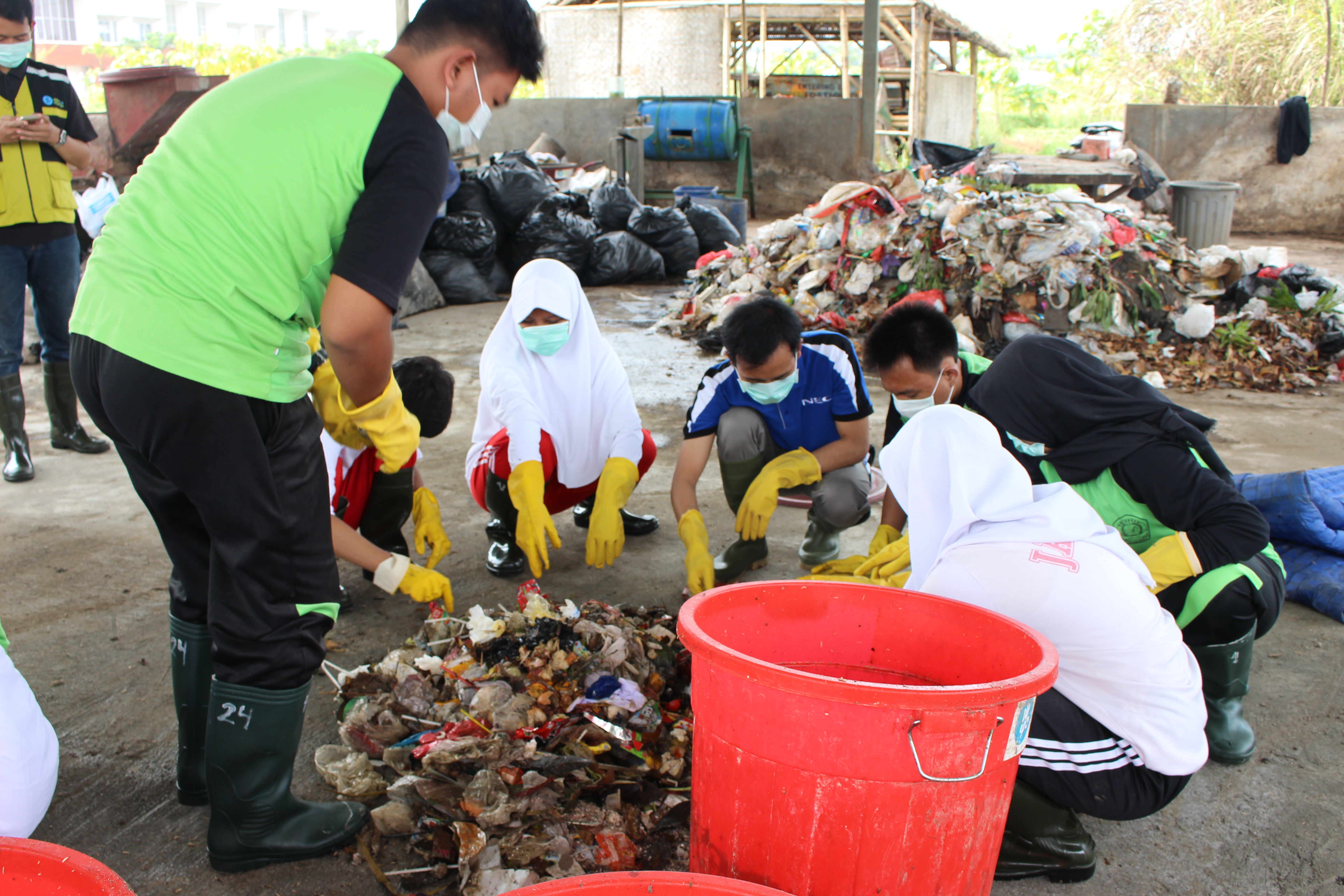 NEC Indonesia participates in waste management activities to contribute to a greener future